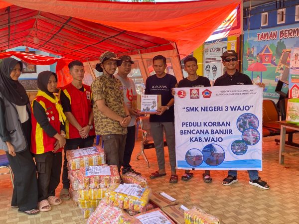 Siswa SMKN 3 Wajo Berikan Bantuan kepada Korban Banjir dan Bersihkan Lumpur Bersama SDN 181 Bulete, Didukung Oleh OSIS Peduli SMKN 3 Wajo